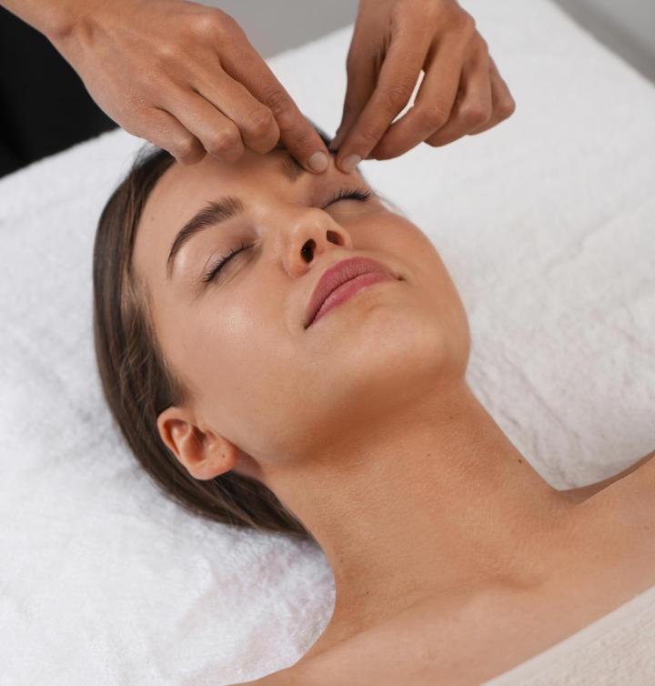 Laissez-moi stimuler vos différents points faciaux pour favoriser votre santé.